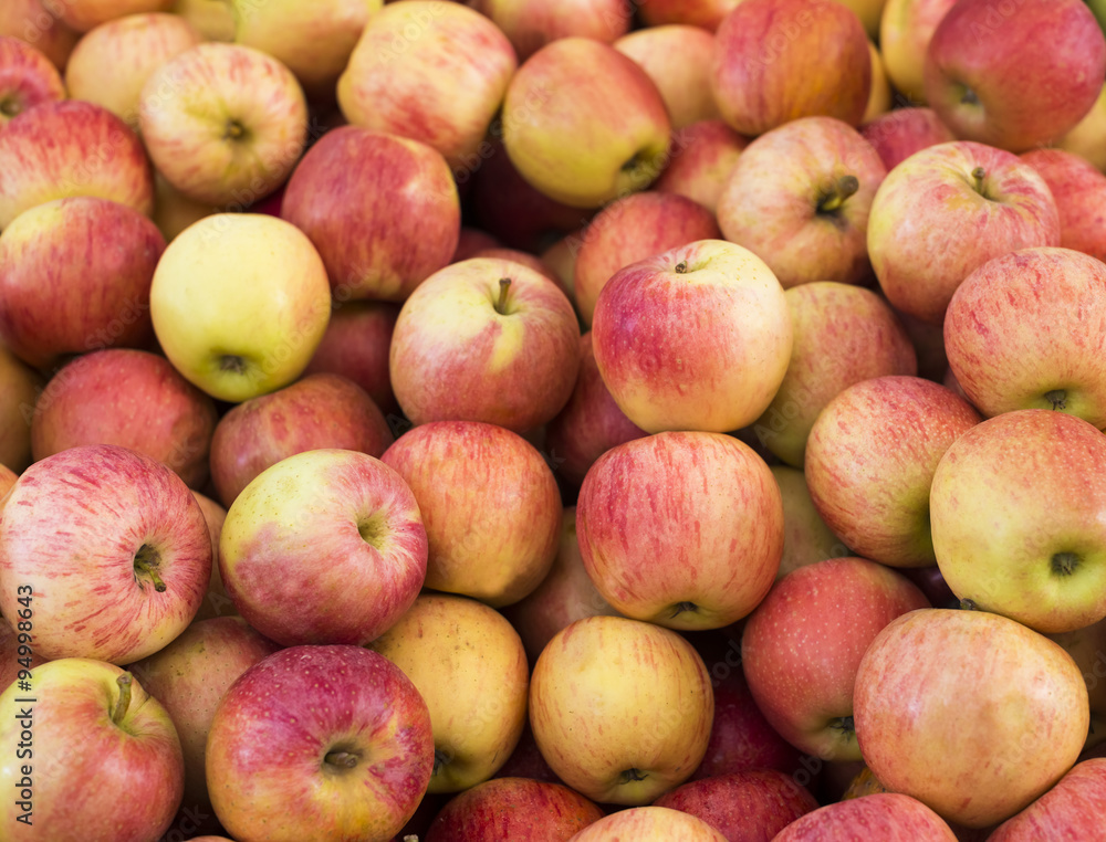 Fresh apples in supermarkets (selective focus) Fresh apples in supermarkets (selective focus)
