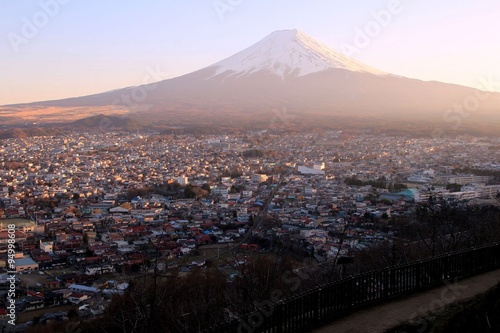 富士吉田市の街並みと富士山