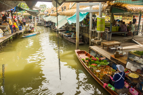 Floating market in bangkok.   © takahashikei1977