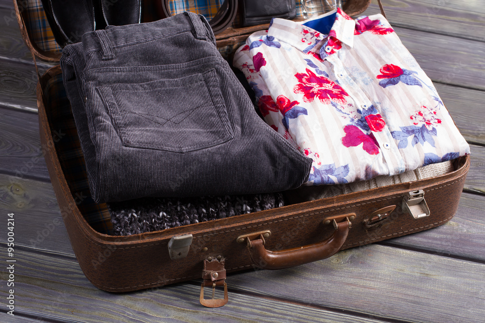 Naklejka premium Shirt and trousers in the suitcase.