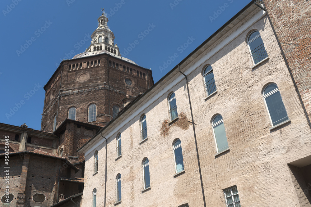 Pavia (Italy): palaces and cathedral