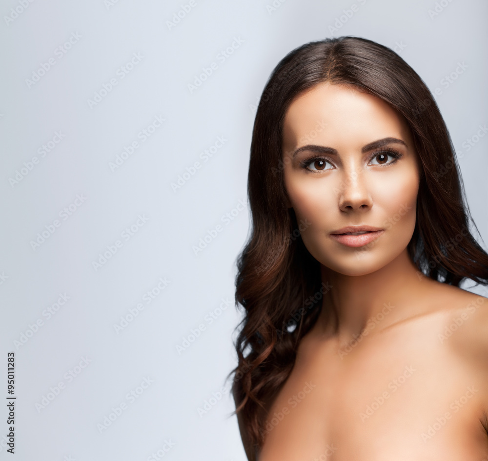 Naklejka premium portrait of beautiful young woman with naked shoulders, on brigh
