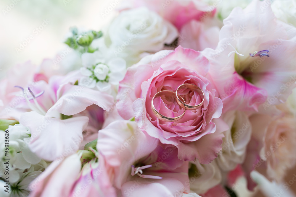 Obraz premium Two wedding rings