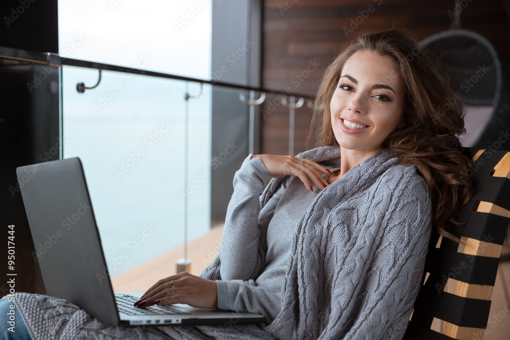 Naklejka premium Beautiful girl smiling using laptop