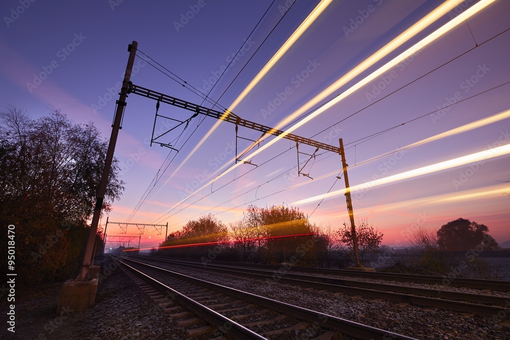 Obraz premium Pociąg na wschód słońca