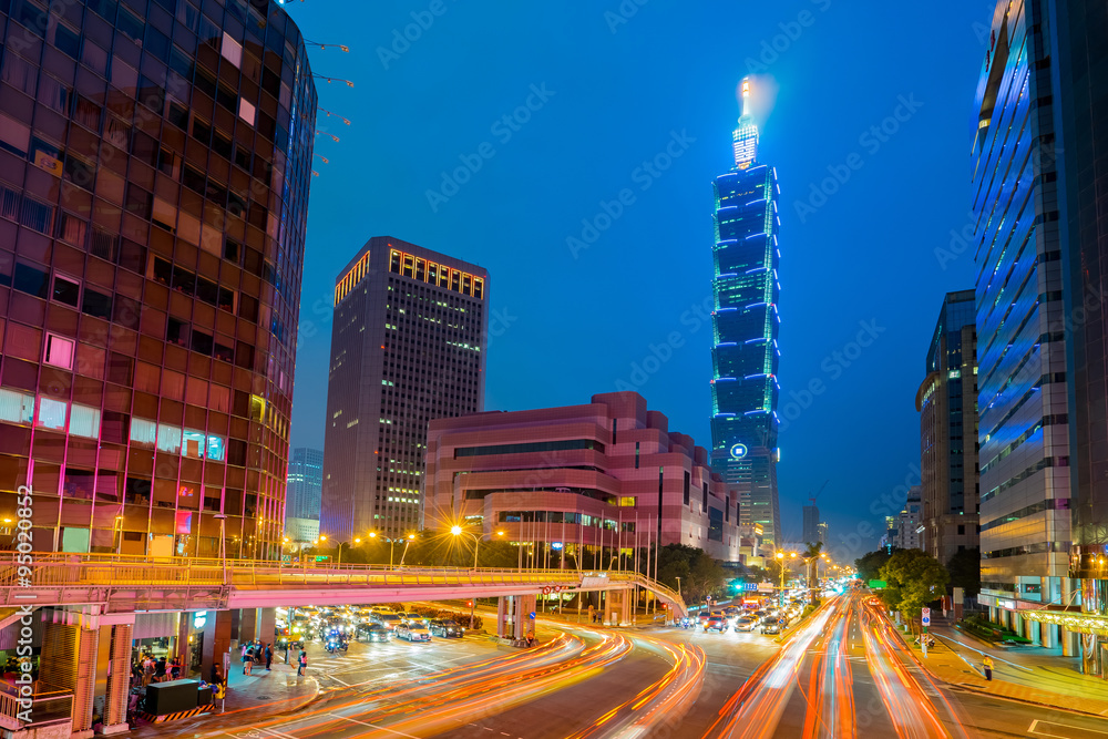 Fototapeta premium Taipei cityscape at twilight in Taiwan city