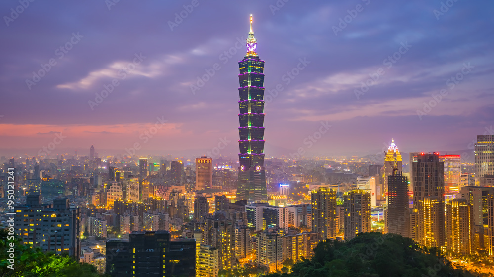 Fototapeta premium Taipei skyline at twilight in Taiwan
