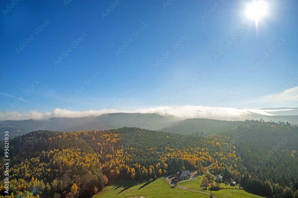 Naklejka premium Blick vom Felsen von Dabo auf die herbstlich verfärbten Wälder der Vogesen