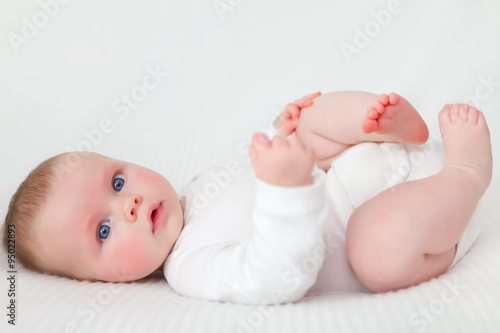  baby playing with the feet
