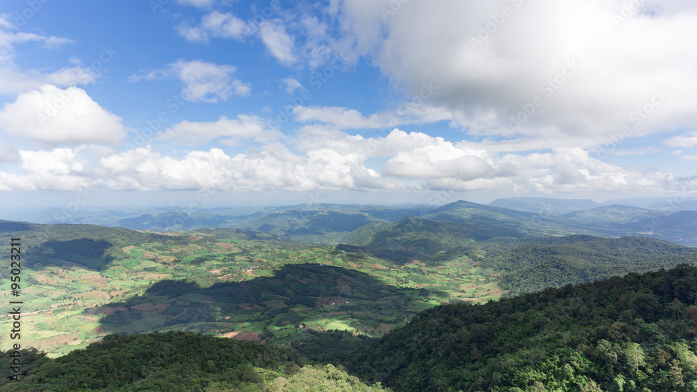 Obraz premium Mountain and white cloud on blue sky in Phu Ruea National Park N