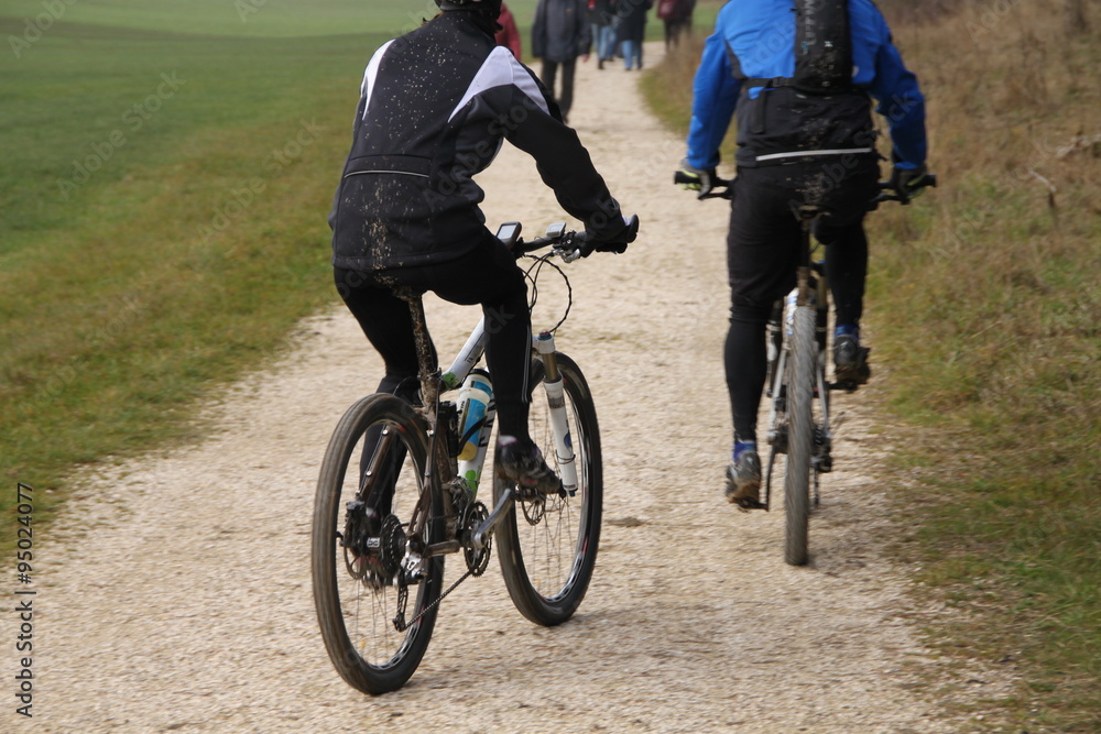 Fototapeta premium Paar beim Mountainbiken