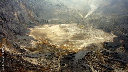 tiefer Blick in aktiven Vulkan Tangkuban Parahu bei Bandung in Java photo