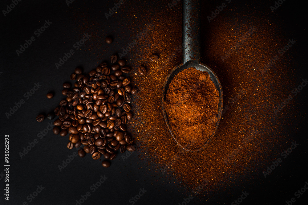 Naklejka premium mielona kawa i ziarna kawy