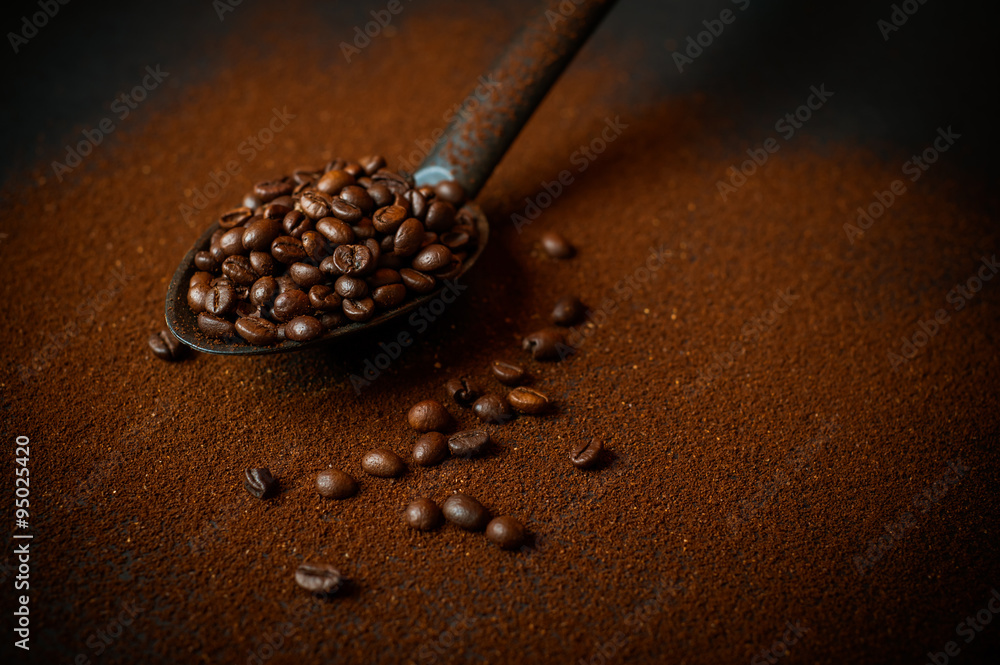 Fototapeta premium Chicchi di caffè e caffè macinato
