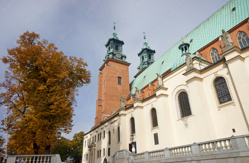 Towers and statues of the Basilica Archdiocese of Gniezno .