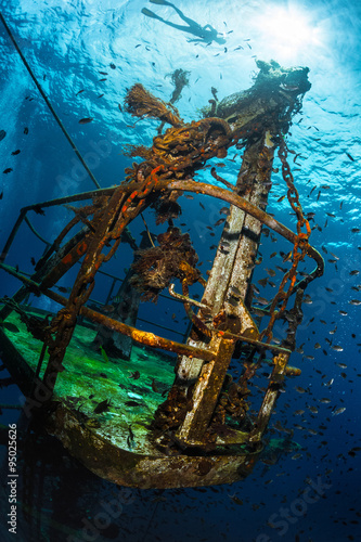 Shipwreck with fish © Dudarev Mikhail