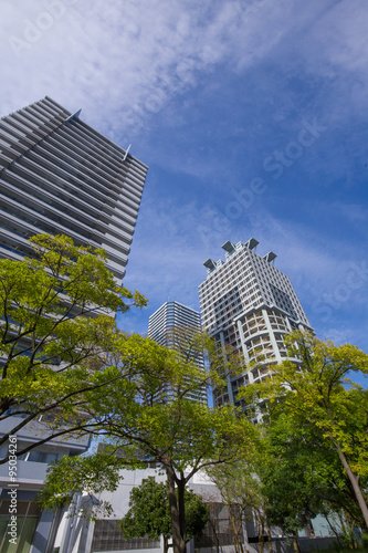 横浜駅周辺の高層ビルとマンション