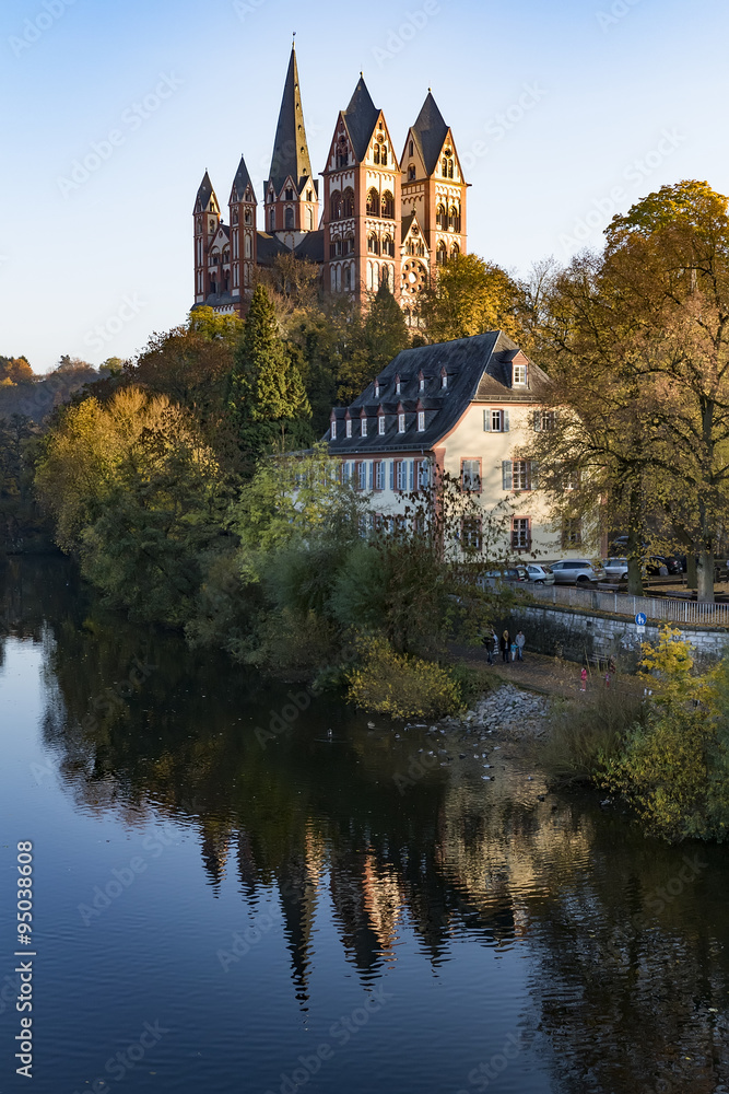 Idyllischer Blick auf den Dom von Limburg an der Lahn, Hessen Idyllischer Blick auf den Dom von Limburg an der Lahn, Hessen