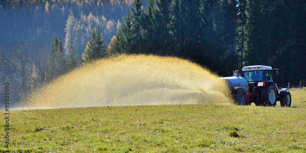 Obraz premium Traktor bringt jauche aus