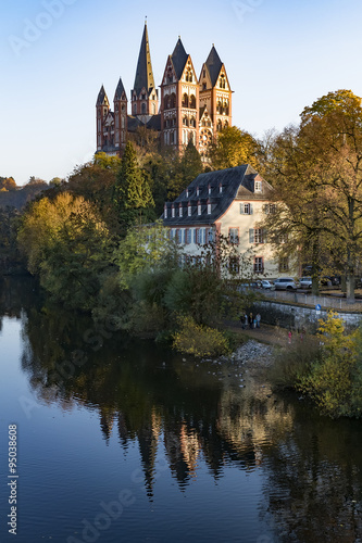 Idyllischer Blick auf den Dom von Limburg an der Lahn, Hessen
