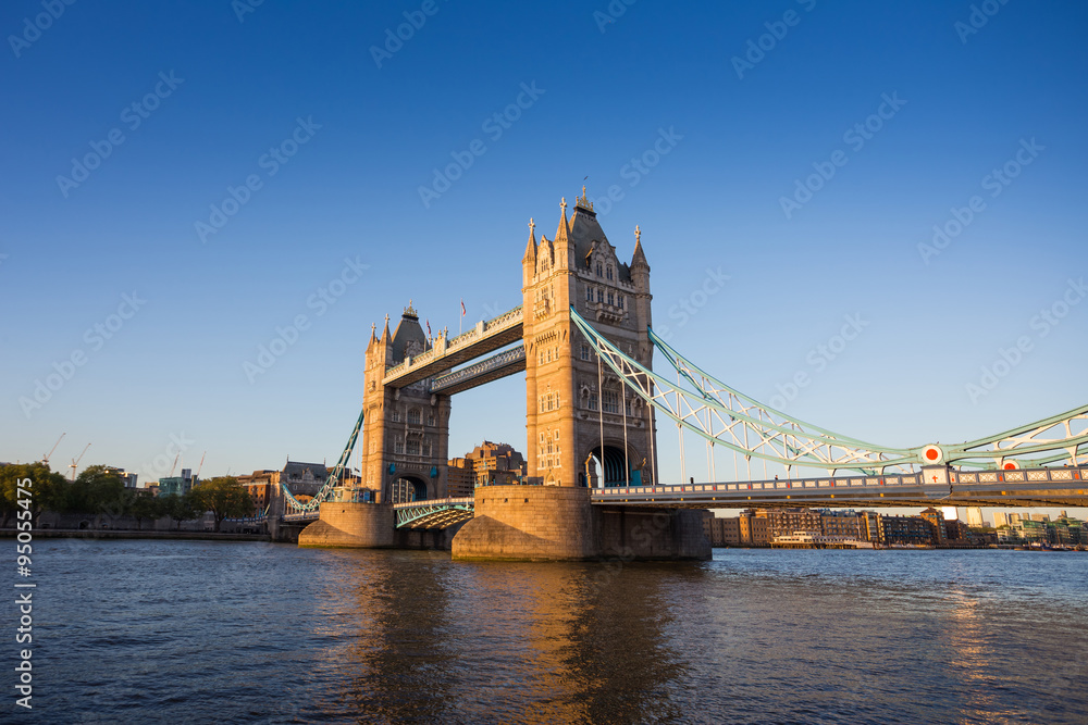 Obraz premium The famous Tower Bridge at sunset, London, UK