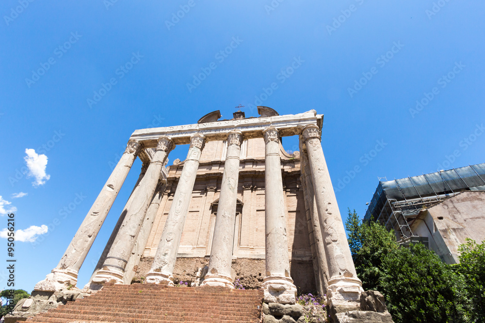 Famous Roman ruins in Rome