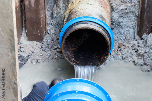 Fotografia 700 mm diameter water pipe fixed, between cast rion and ductile