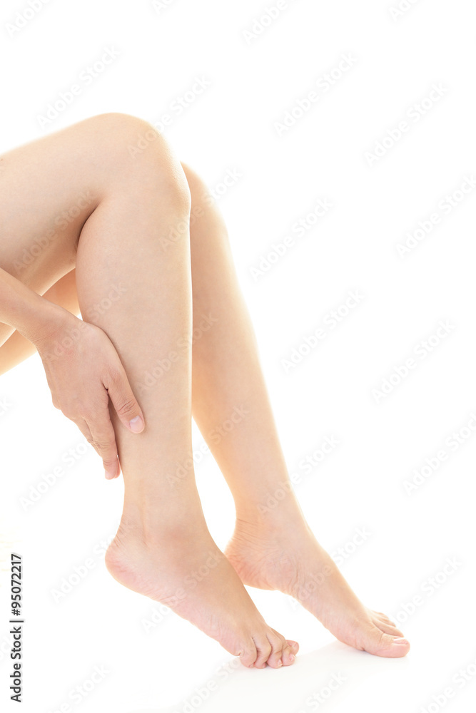 スキンケアをする女性 スキンケアをする女性