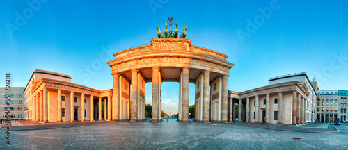 panorama-bramy-brandenburskiej-podczas-wschodu-slonca-w-berlinie