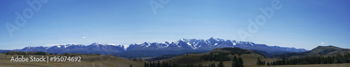 Панорама Северо-Чуйского горного хребта в горном массиве Алтайских гор