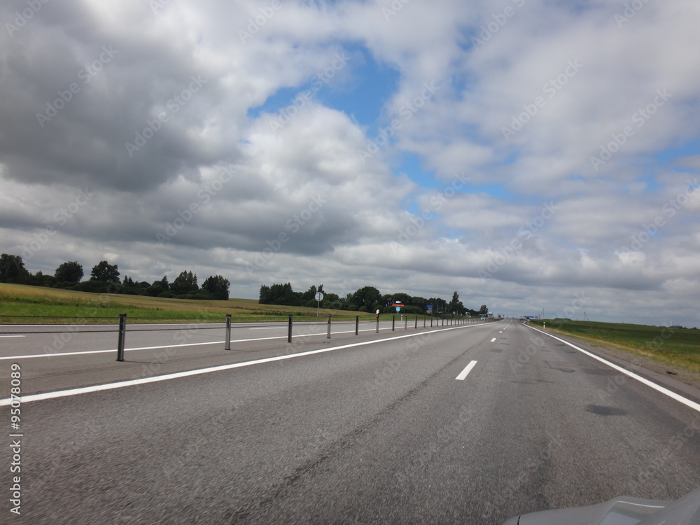 Fototapeta premium Автострада с облаками в летний солнечный день