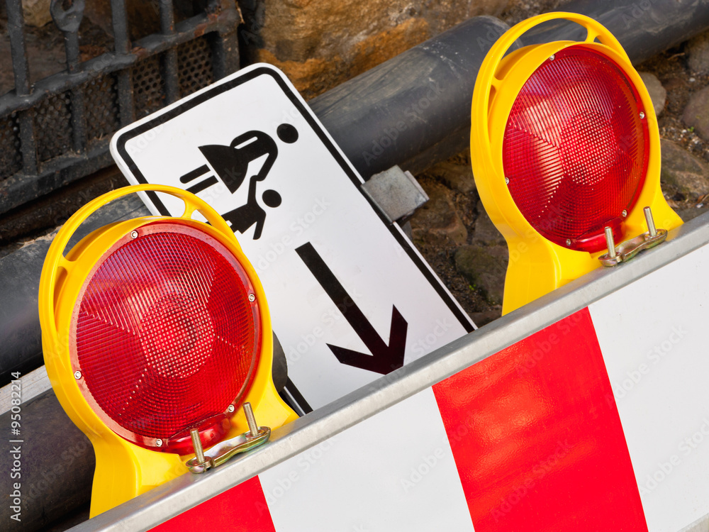 Baustellenbeschilderung Liegt Am Strassenrand Stock Foto Adobe Stock baustellenbeschilderung-liegt-am-strassenrand-stock-foto-adobe-stock