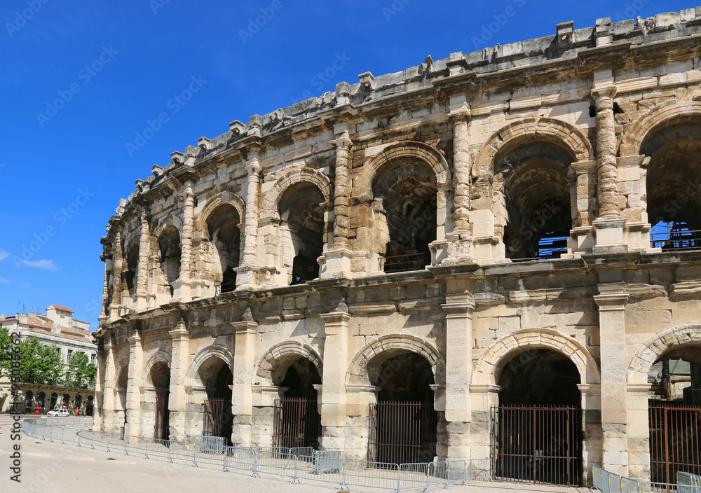Les arcades des arènes de Nîmes