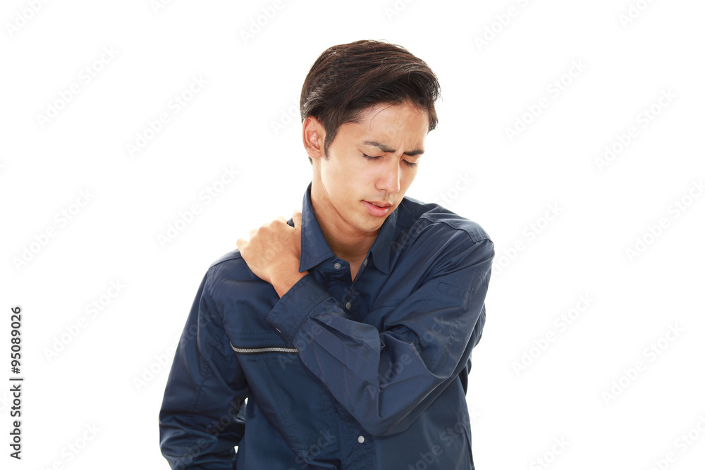 肩痛を訴える男性 肩痛を訴える男性