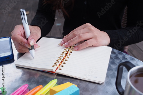 メモをとる女性