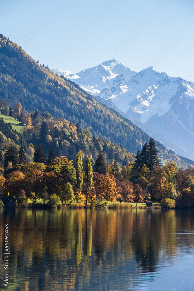 Fototapeta premium Bunte Bäume und Berge spiegeln sich im See
