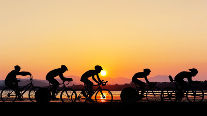 Wandcirkels Fietsen Fietsen langs strand in schemering  © taitai6769