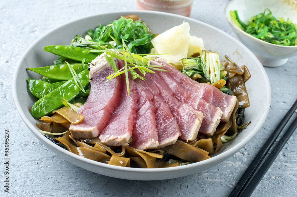 Thunfisch Tataki mit Reisnudeln und Gemüse Thunfisch Tataki mit Reisnudeln und Gemüse