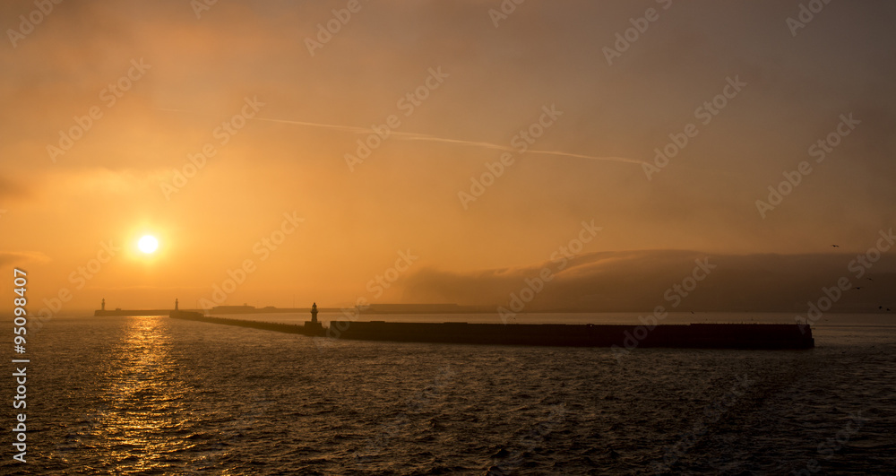 Haveningang Dover bij mist en zonsondergang