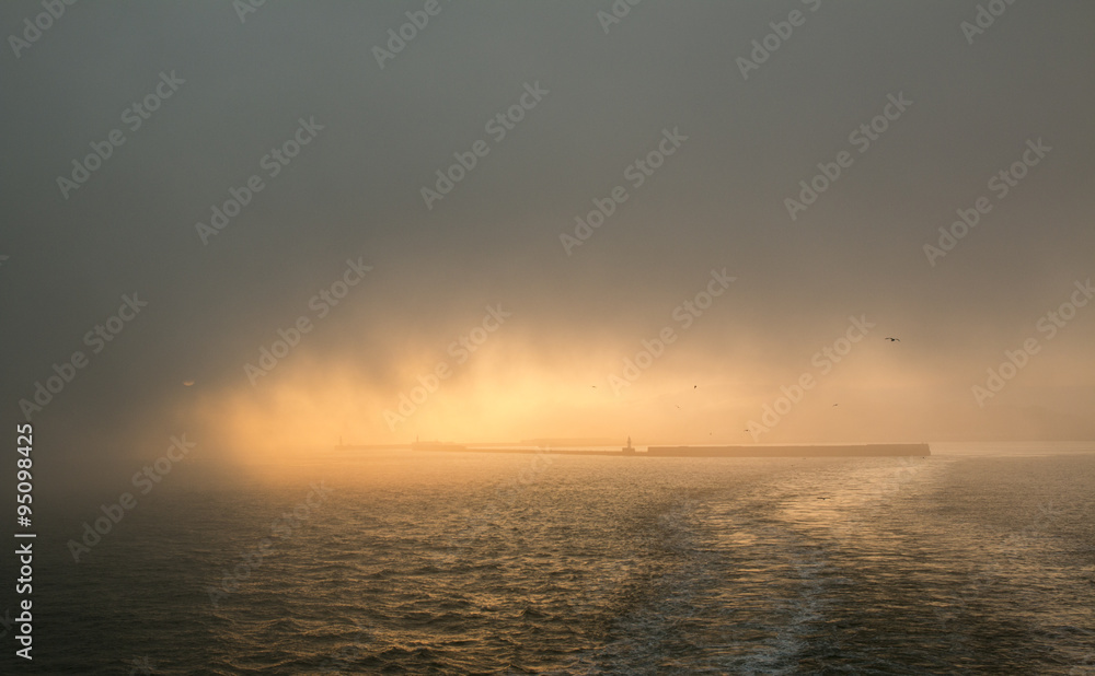 Haveningang Dover bij zonsondergang en mist
