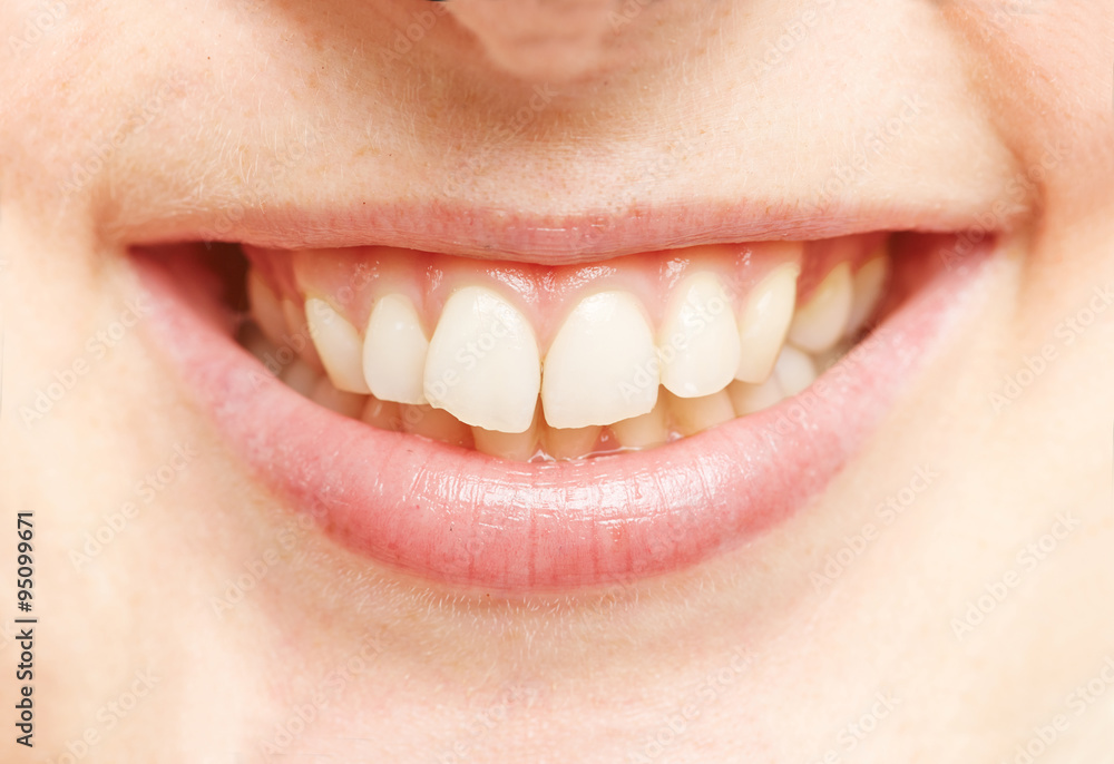 Fototapeta premium Uśmiechnięte usta z białymi zębami