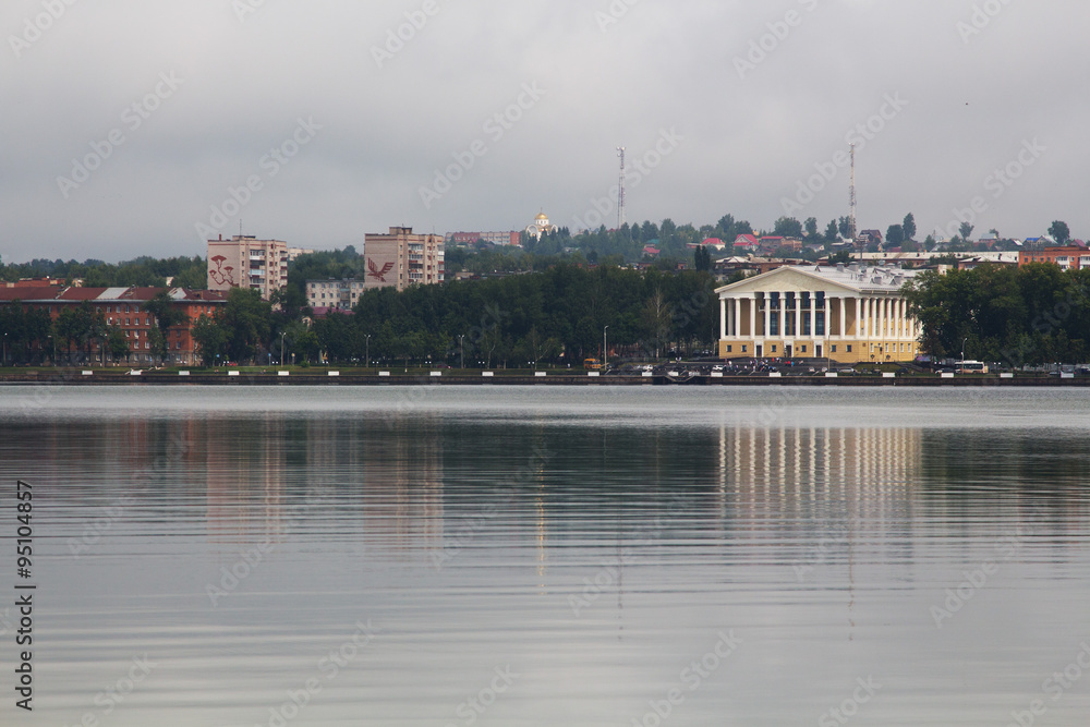 Naklejka premium Pond in a town