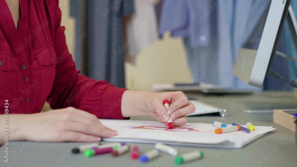 modedesignerin zeichnet einen entwurf für ein kleid modedesignerin zeichnet einen entwurf für ein kleid