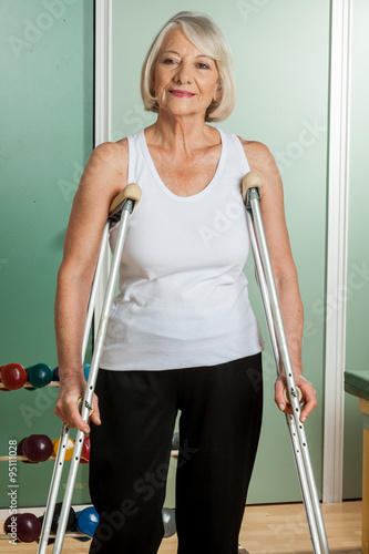 Photo woman with a neck brace using crutches