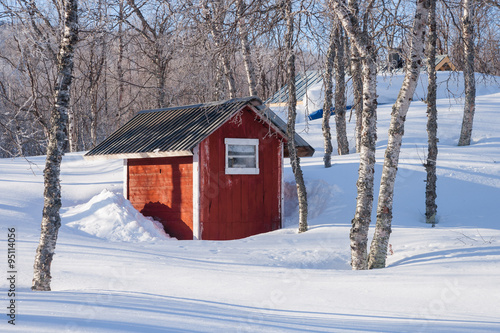 gemütliches rotes Haus im Winter in Schweden © Alexander Erdbeer