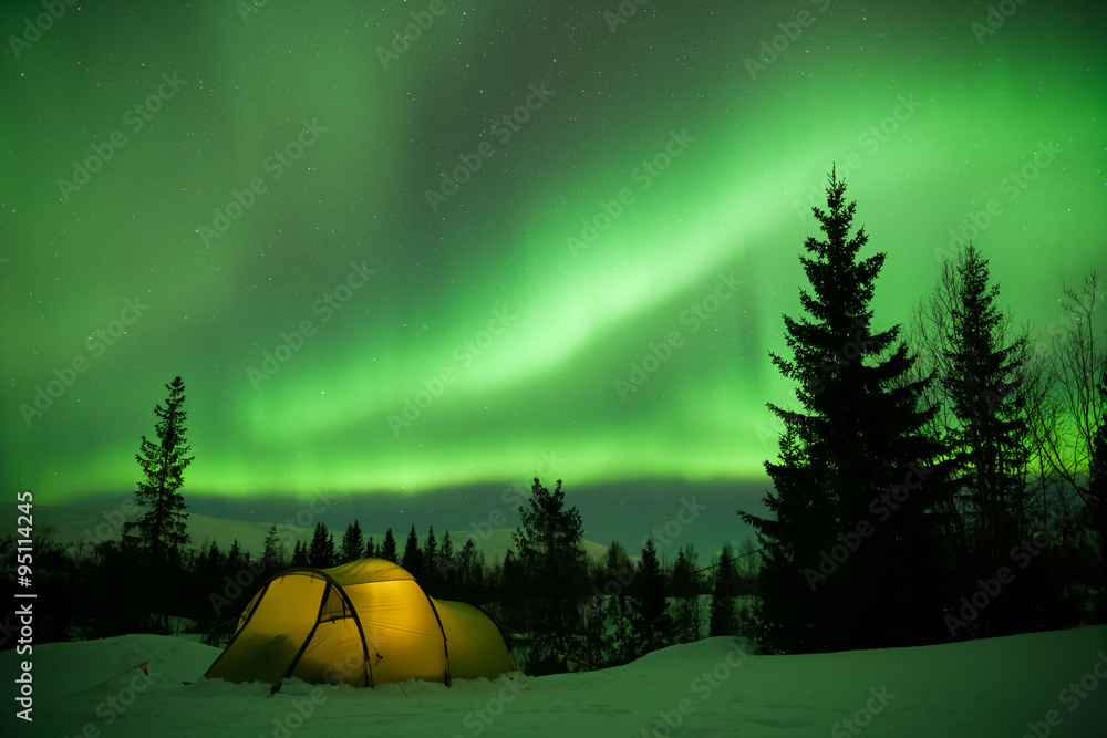 beleuchtetes Zelt mit Nordlichtern
