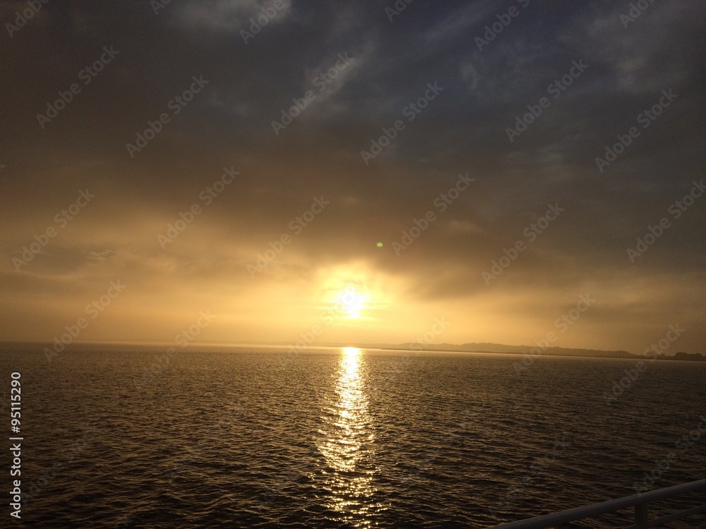 Naklejka premium Herbstsonne im Nebel