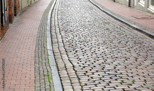 Alte Straße mit Kopfsteinpflaster in der Altstadt