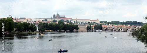 Ein Blick vom Moldauufer auf die Prager Burg und die Karlsbrücke. 