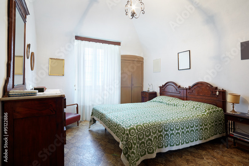 Fotografía Old bedroom with queen double bed in ancient house